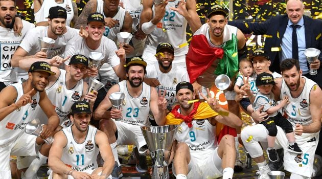 Los jugadores del Real Madrid de baloncesto posan con el título de Euroliga