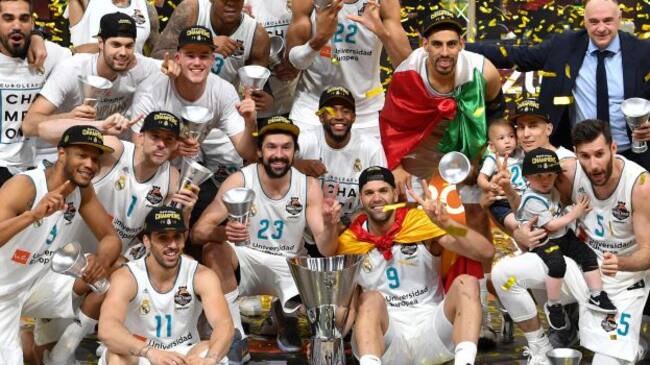 Los jugadores del Real Madrid de baloncesto posan con el título de Euroliga