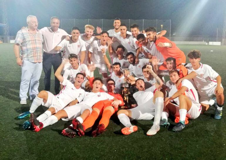 Los sevillistas celebrando en el césped.