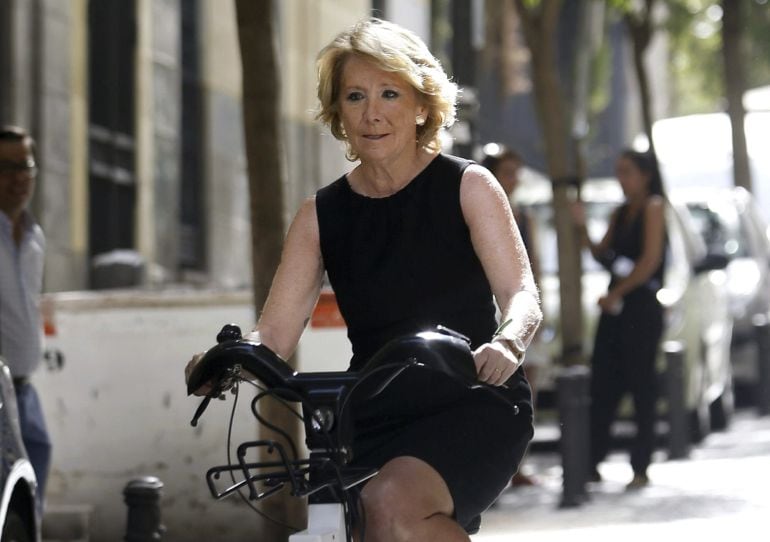 La portavoz del PP en el Ayuntamiento de Madrid, Esperanza Aguirre, a su llegada en bicicleta a un inmueble de la calle Divino Pastor