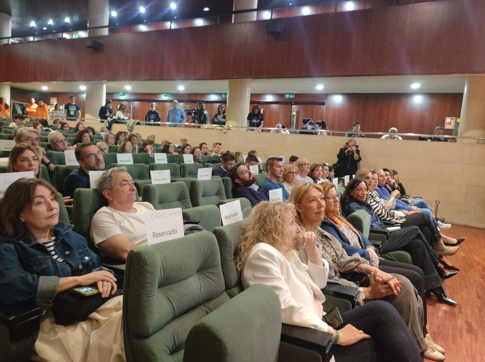 Autoridades y público asistente al acto inaugural.
