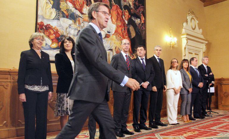 El presidente de la Xunta de Galicia, Alberto Núñez Feijóo, frente a los conselleiros del nuevo Gobierno, que han tomado posesión de sus cargos en el pazo de Raxoi