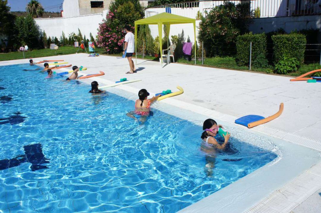 Menores participando en actividades acuáticas