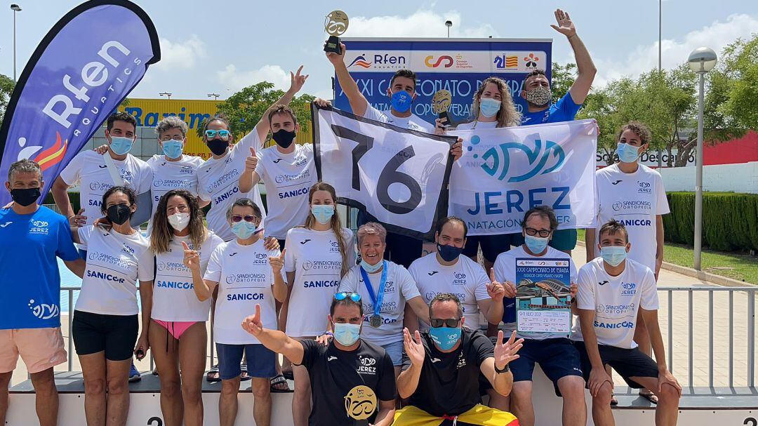 1. Grupo campeón de España con los trofeos.