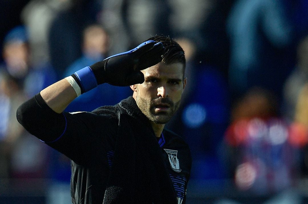 &#039;Pichu&#039; Cuellar saluda a los aficionados tras el partido ante el C. Atlético de Madrid en Butarque.