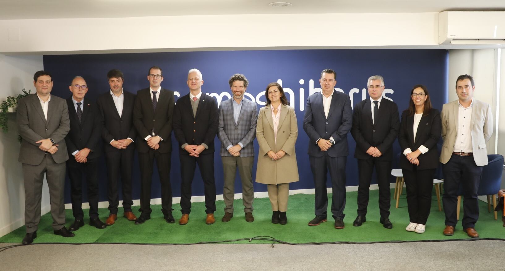 Foto de familia con motivo de la inauguración de la nueva sede en Logroño de la compañía tecnológica Hiberus.