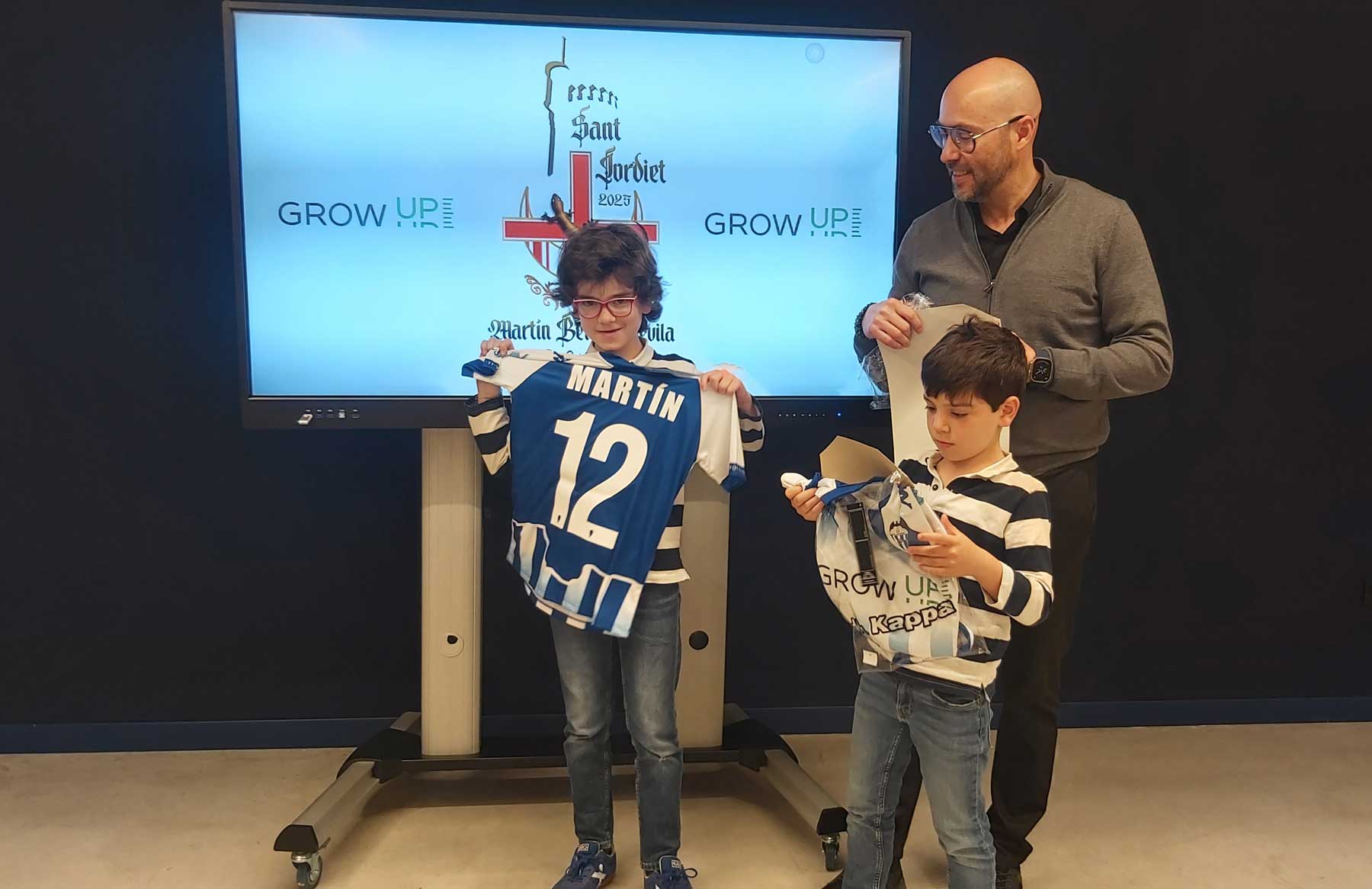 Miguel Ángel Llorens les ha regalado las dos camisetas a Martín y a Mauro