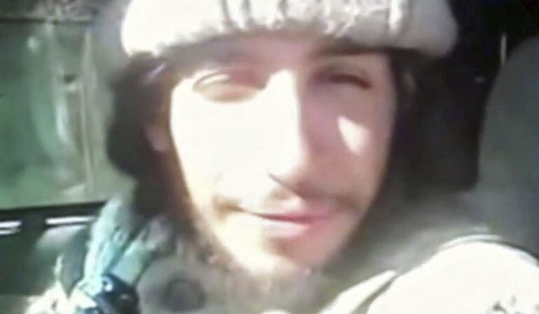 Captura de video publicado por el Estado Islámico (EI) en el portal Youtube que muestra supuestamente al presunto cerebro de los atentados del pasado viernes en París, el belga Abdelhamid Abaaoud.