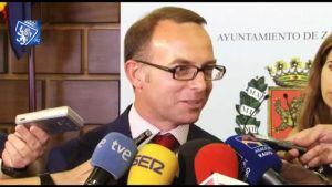 El presidente del Real Zaragoza atendiendo a los medios de comunicación