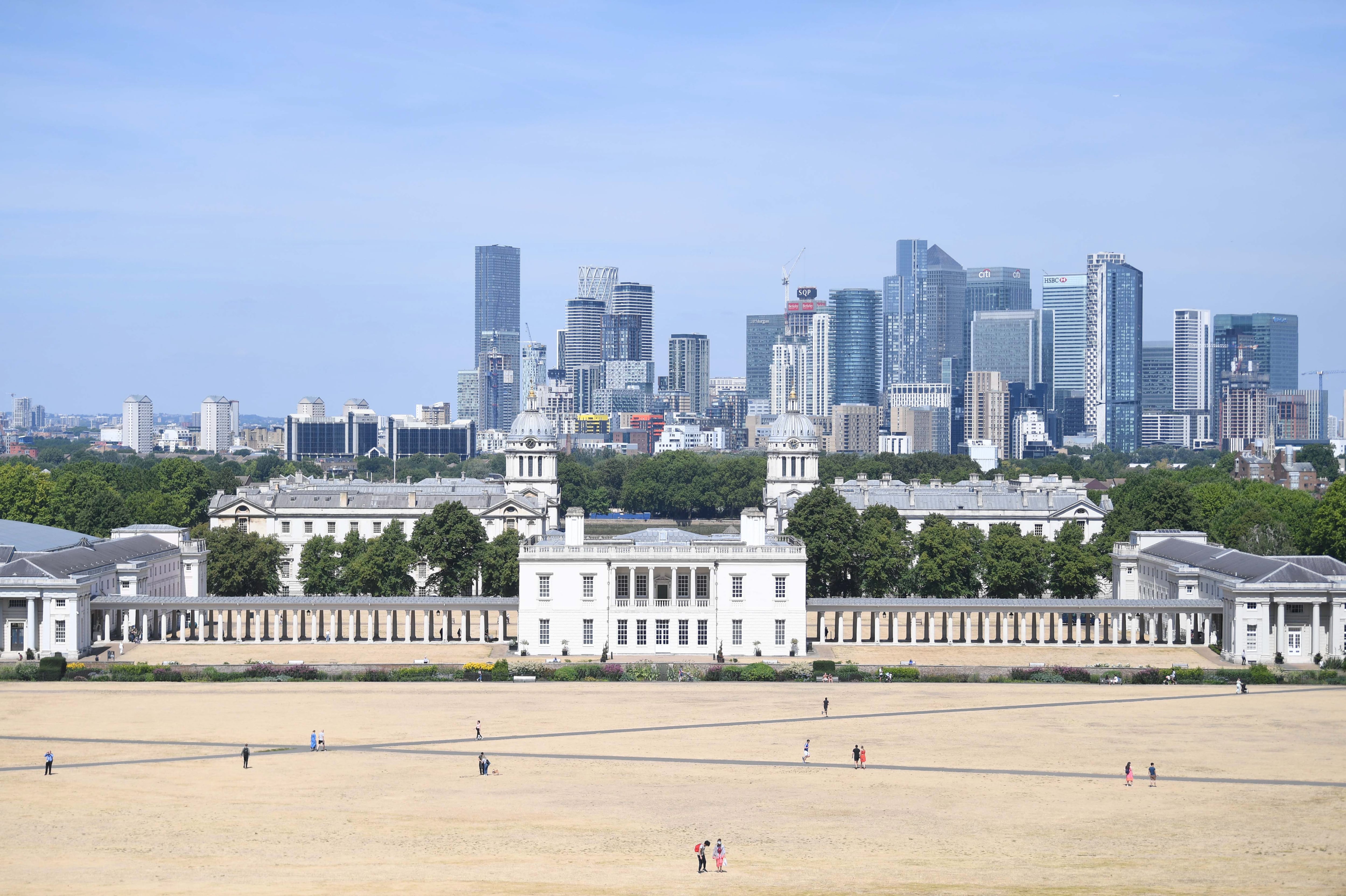 Varias personas caminan por un terreno reseco en el parque de Greenwich en Londres, Gran Bretaña, este mes de agosto