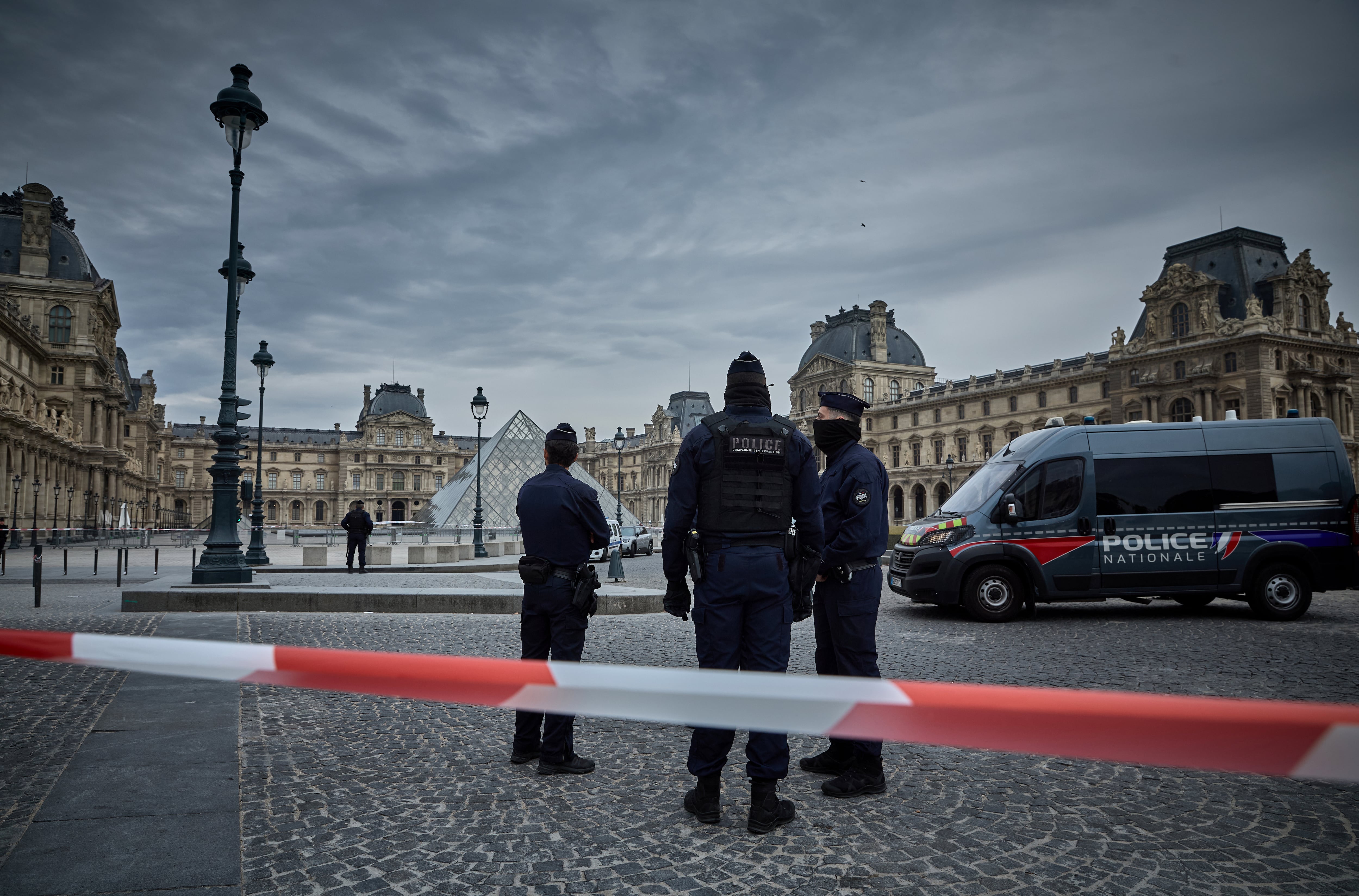 Varios policías franceses controlan la zona exterior del museo Louvre, en París, después de que varias personas atracaran dos salas del recinto.