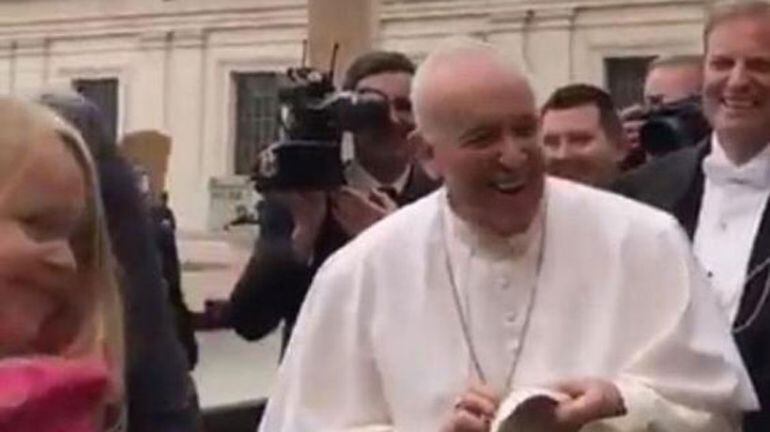 El momento provocó las risas del propio papa Francisco.