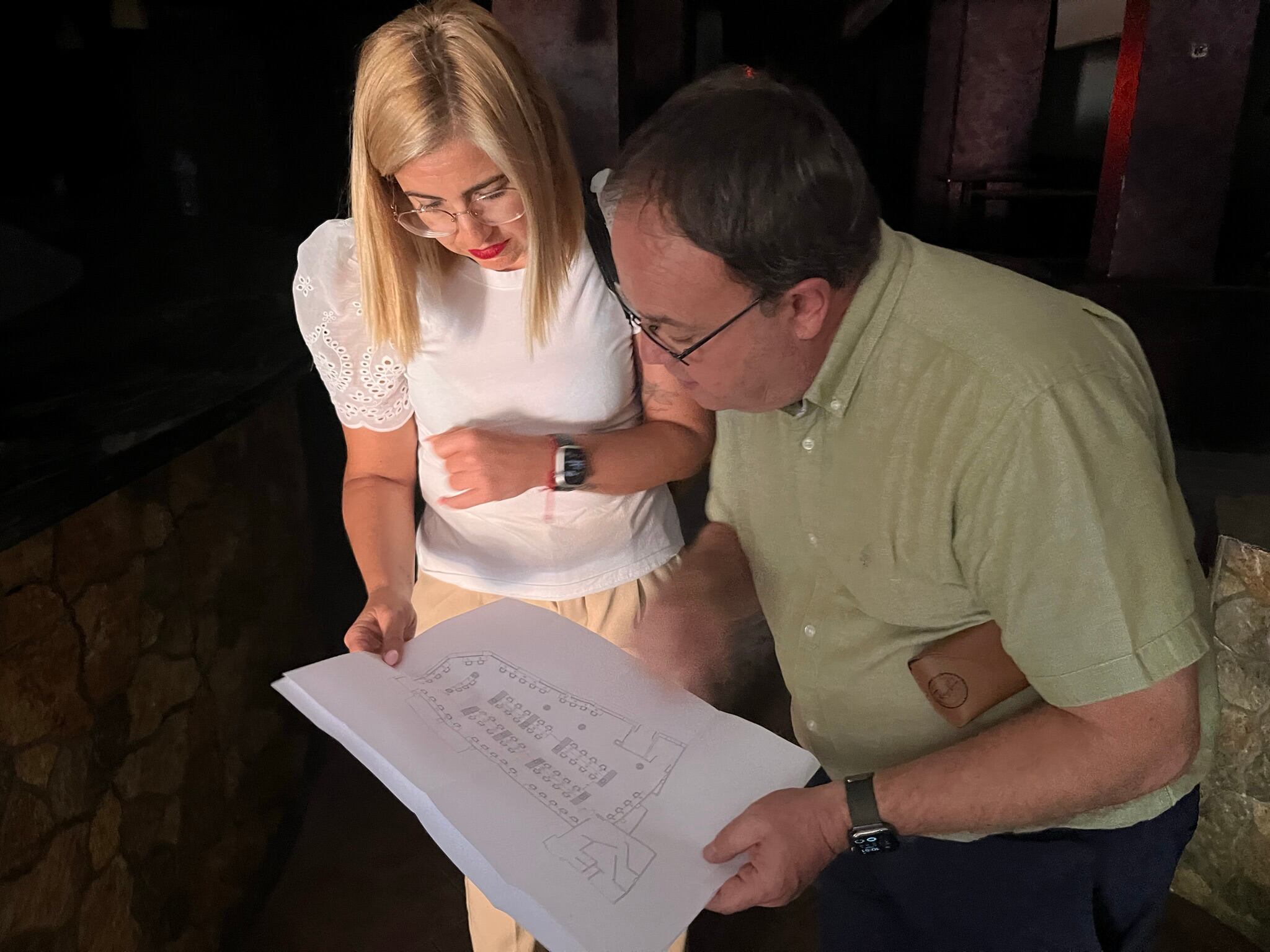 La alcaldesa de Petrer, en la sala de estudios, conociendo el proyecto