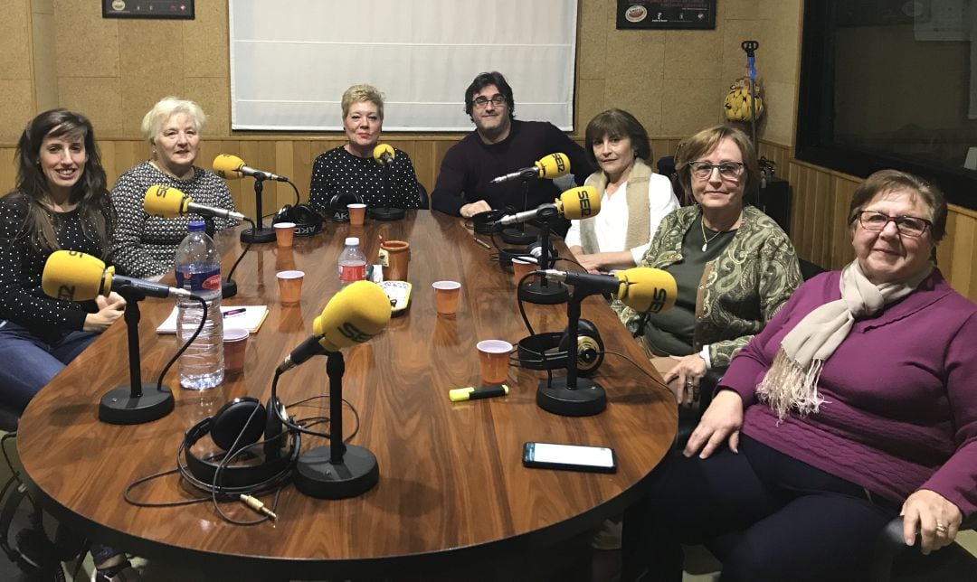 Beatriz Hernández (coordinadora de la Escuela de Salud), Carmen Martínez, Esther Martínez, Paco Auñón (director del programa Hoy por Hoy Cuenca), Asunción García, Margarita Santos y Encarnación Lorente en el estudio de SER Cuenca.