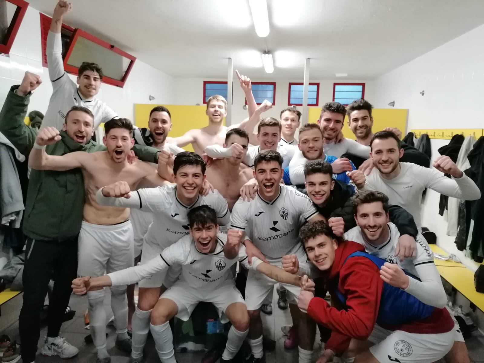 Els jugadors de l'Ontinyent 1931 celebren la victòria a Cocentaina