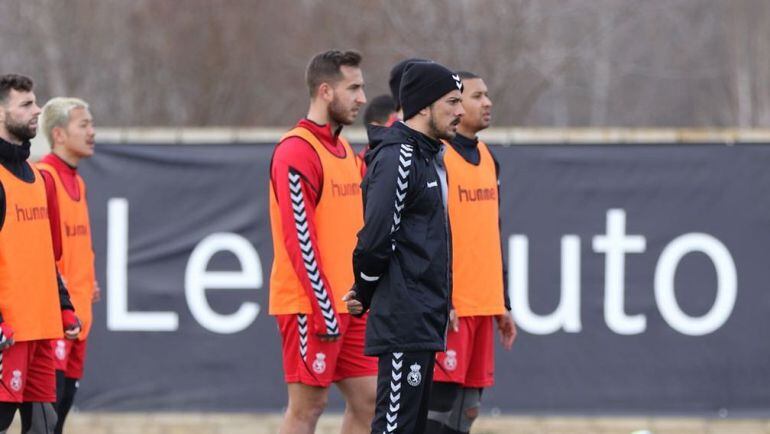 De la Barrera observa durante un entrenamiento de su equipo