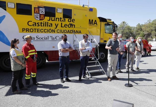 Alfonso Fernández Mañueco durante su intervención desde el Puesto de Mando Avanzado ubicado en El Barraco