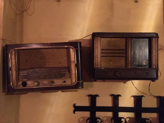 Más de 200 radios antiguas colgaban de las paredes de este bar Museo de la Radio. Petra se las ofreció al Ayuntamiento de Madrid, pero no obtuvo respuesta.