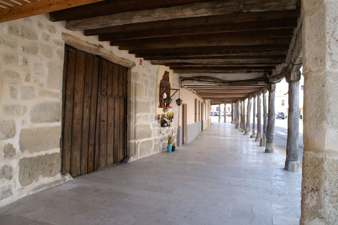 Las calles porticadas de Ampudia son una de las señas de identidad de la Villa. PINCHA SOBRE LA FOTO PARA VOTAR.