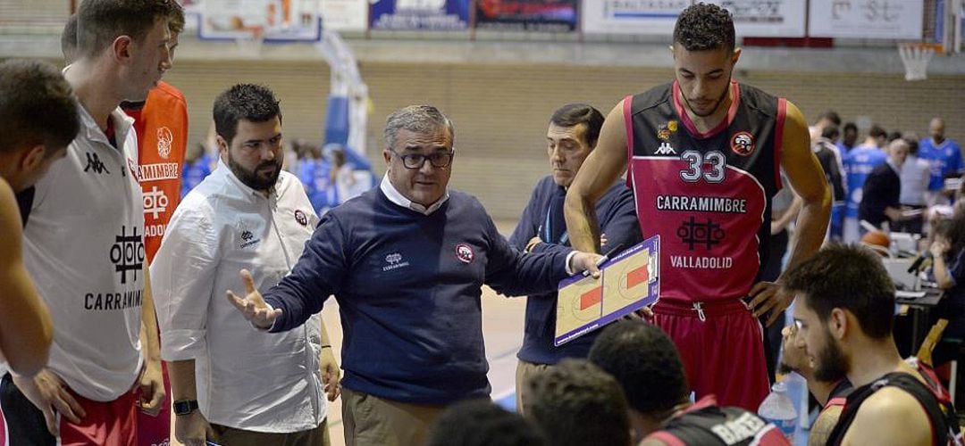 Paco García da instrucciones a sus jugadores durante un partido de la pasada temporada.