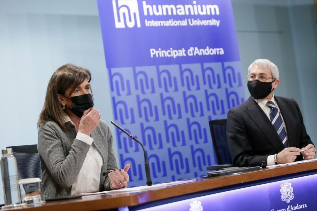 La ministra d'Educació i Ensenyament Superior, Ester Vilarrubla, amb el director de Comunicació d'Humanium International University, Eugenio Martin, durant la presentació d'aquest dimarts.