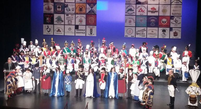 Los representantes de las compañías y los personajes de este año en el acto de presentación de la Tamborrada Infantil