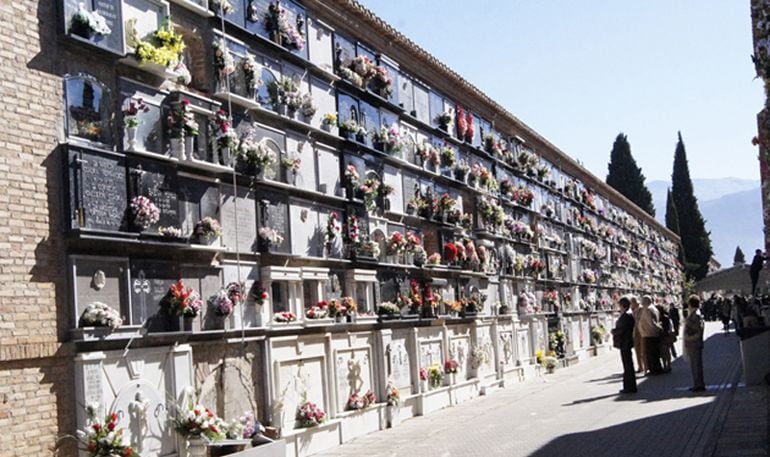 Nichos en uno de los patios del cementerio de Granada