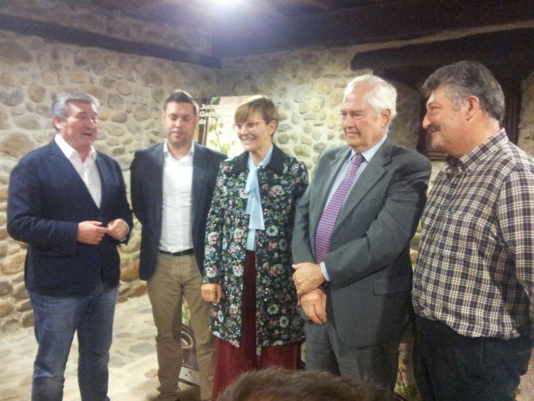 Representantes institucionales flanqueando a la mantenedora de las jornadas, Beatriz Escudero, durante la inauguración.