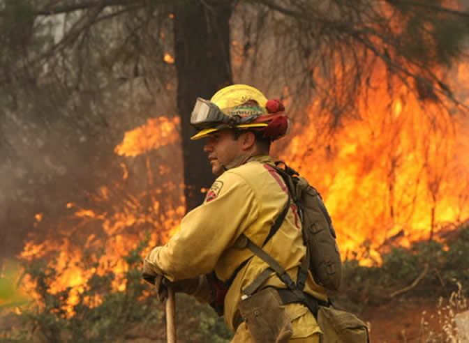 El fuego, que se inició el 21 de junio, ha quemado 19.829 hectáreas y amenaza 3.800 casas.