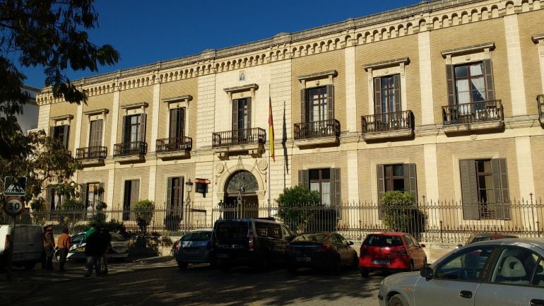 Imagen del antiguo edificio de la comisaría de la Policía Nacional de Jerez en la plaza del Arroyo