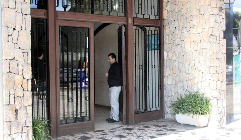 Imatge de l'entrada de l'edifici del Vendrell on va morir una veïna, en precipitar-se des d'un habitatge del tercer pis.