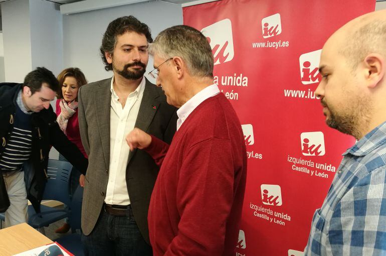 José Sarrión conversa con los responsables de Izquierda Unida en la provincia