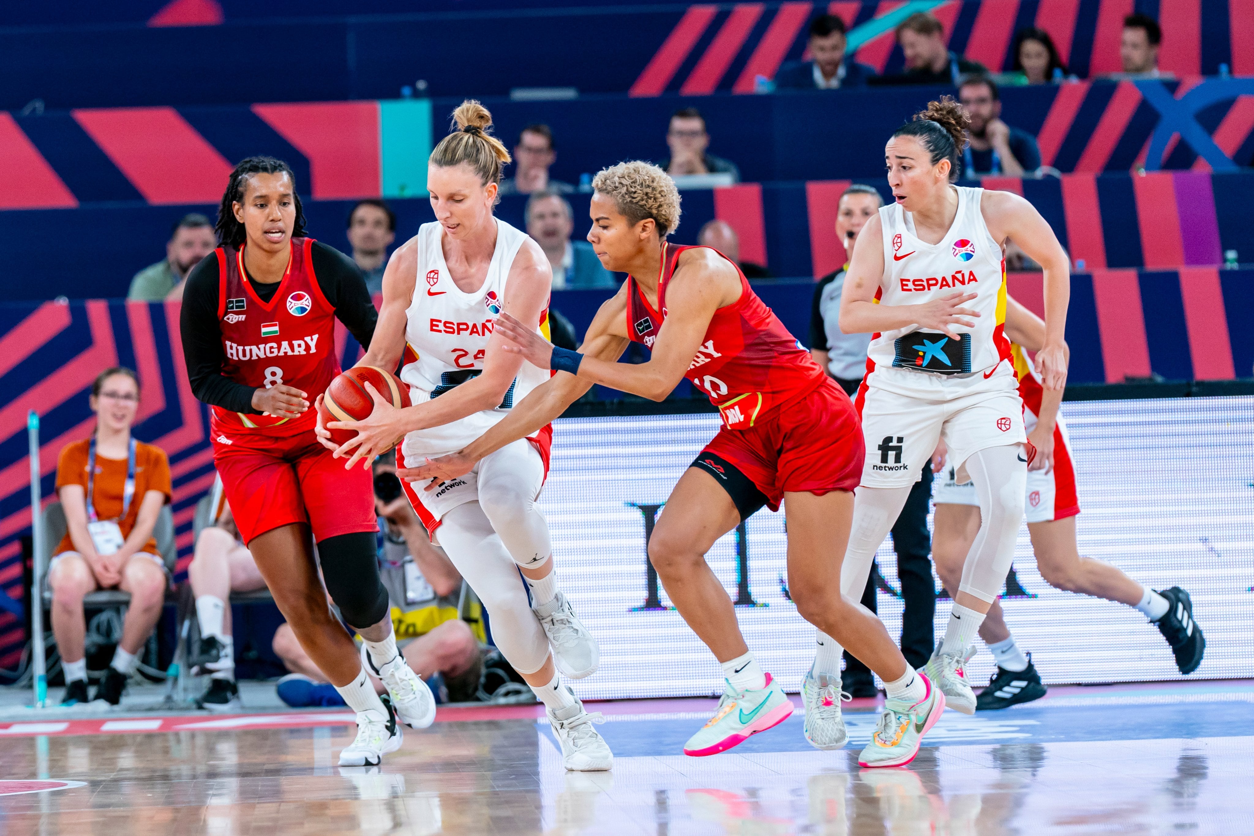 Las jugadoras españolas y húngaras disputando un balón en las semifinales del Eurobasket femenino