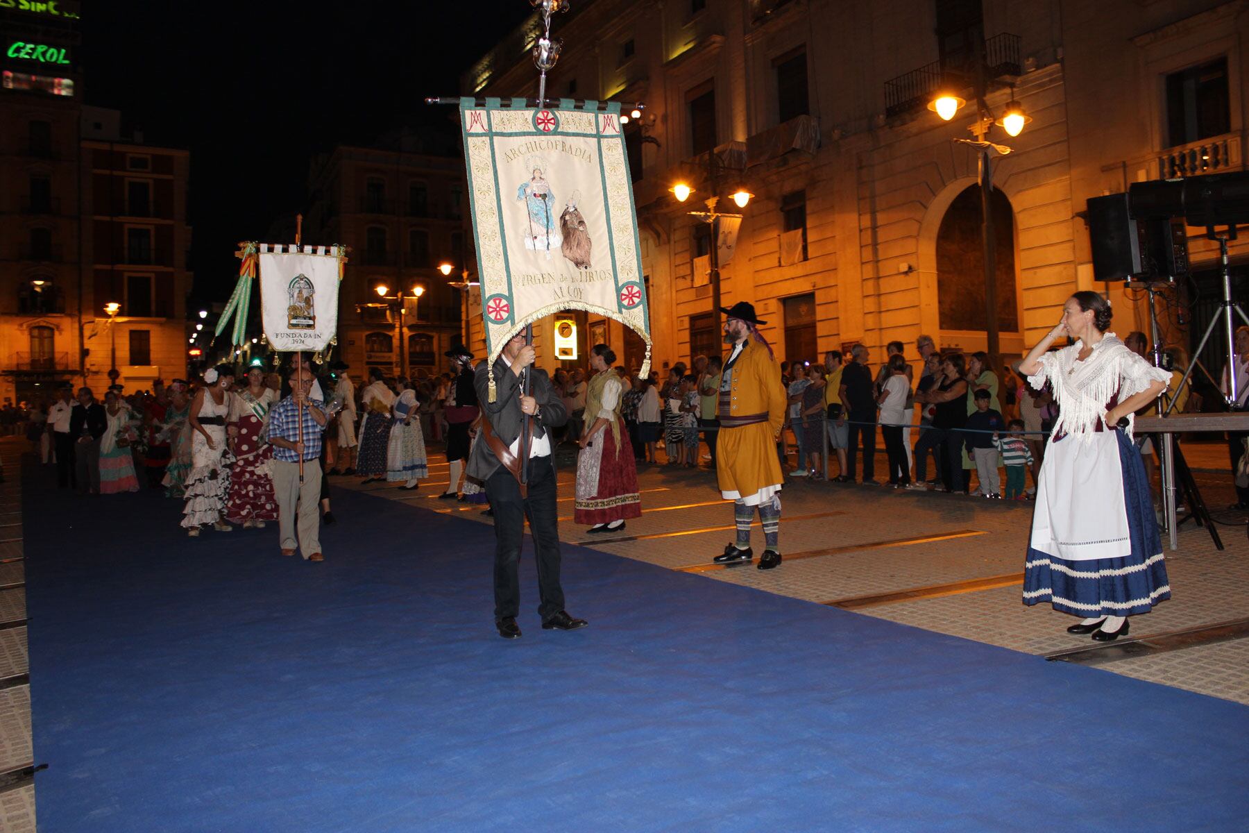 La Plaza de España volvió a albergar el acto de la ofrenda de flores