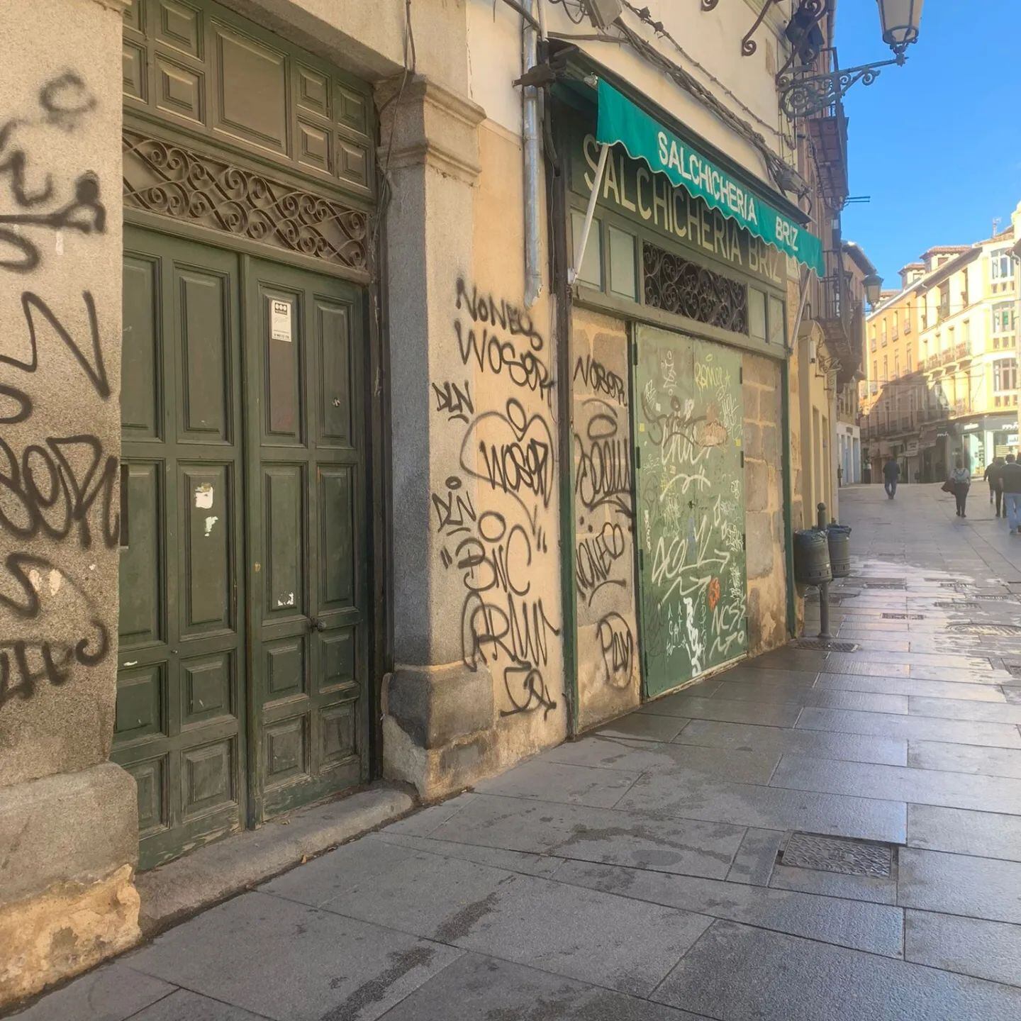 Aparecen pintadas en varias fachadas de la calle Real de Segovia