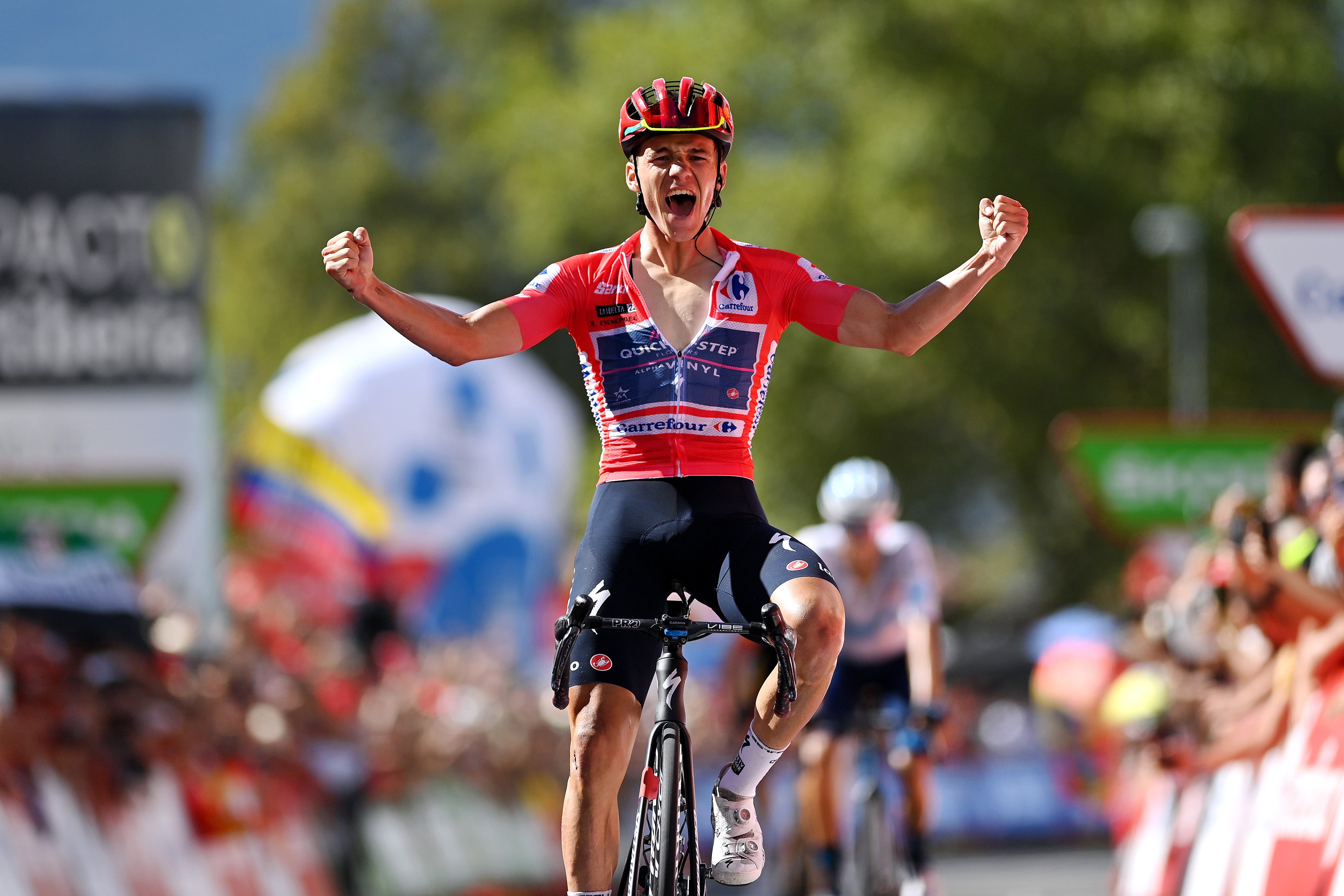 Remco Evenepoel celebra su victoria en el alto de Piornal. (Photo by Justin Setterfield/Getty Images)