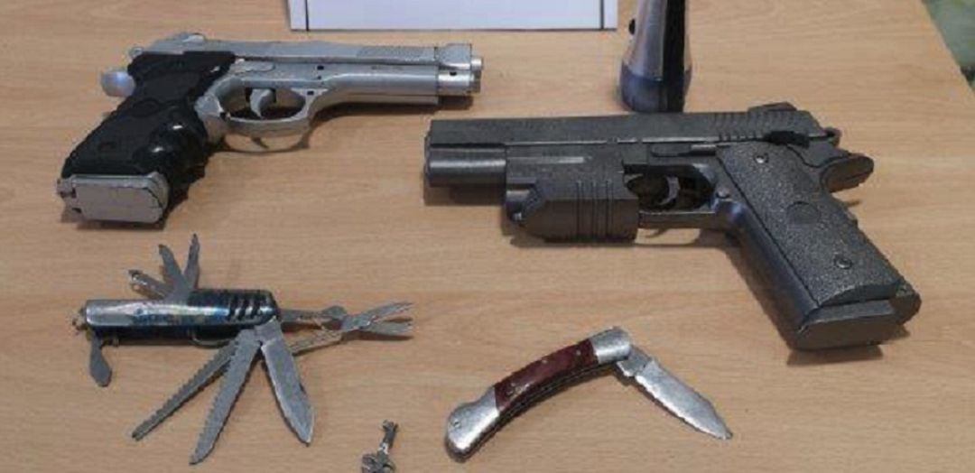 Las dos pistolas falsas y varias navajas del detenido