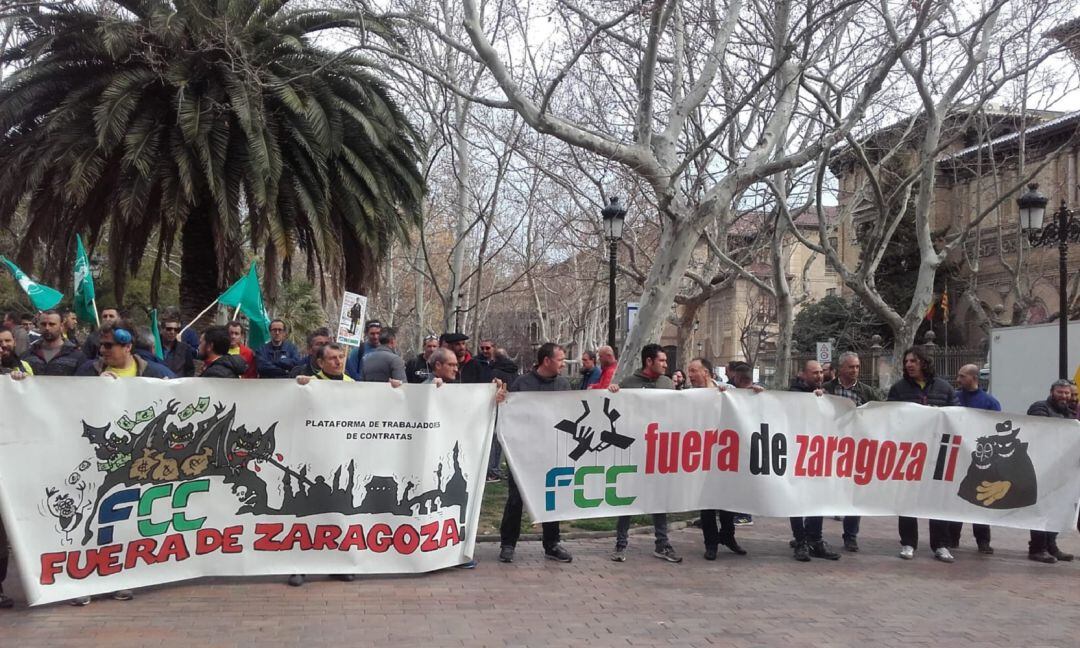 Protesta de los trabajadores de FCC en la Plaza de los Sitios