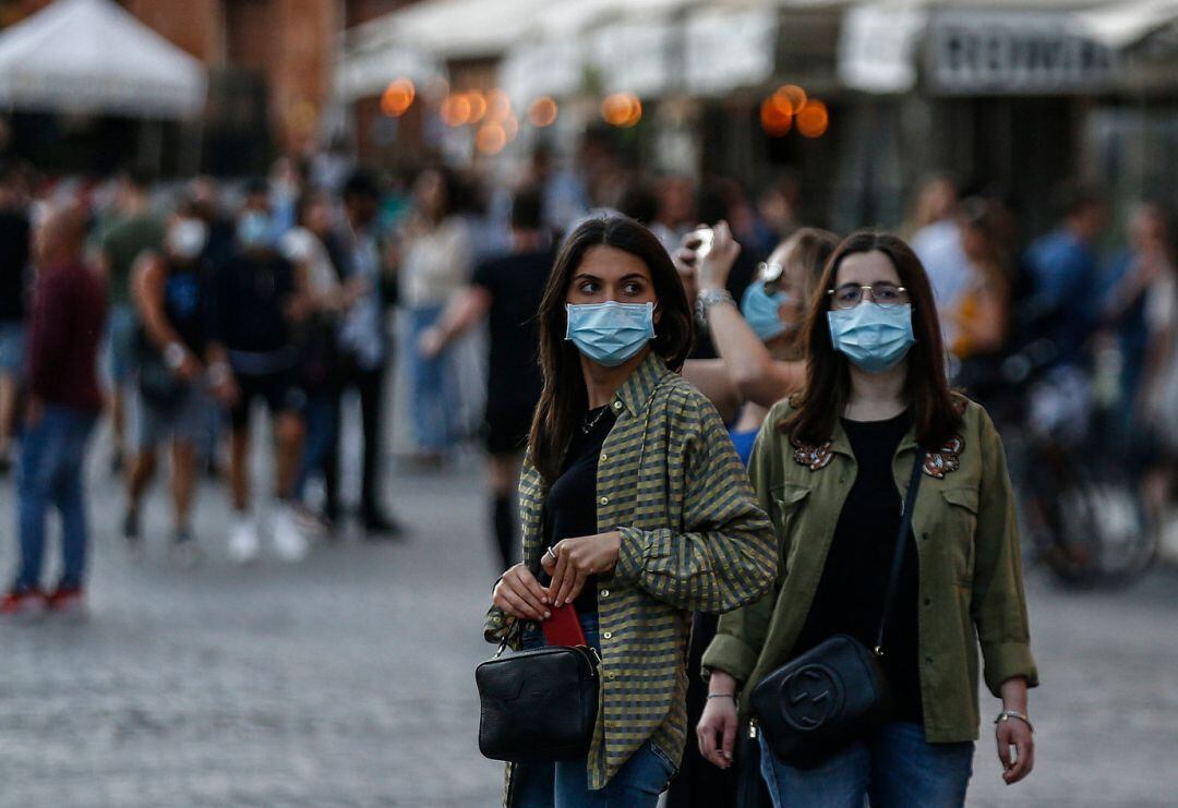 Dos mujeres con mascarilla en Roma