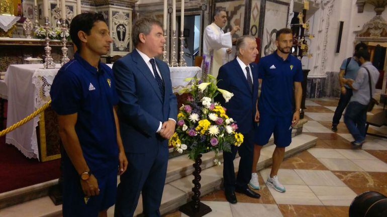 Representantes del club en la ofrenda