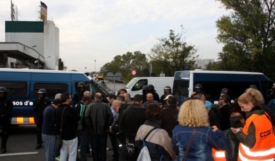 Els agents antiavalots evitant que els treballadors arribin a la fàbrica