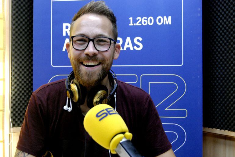 Oscar Martínez, DJ y presentador de Los 40 durante la entrevista en Radio Algeciras.