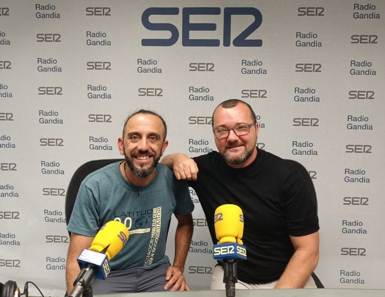 El bombero forestal Edgar Juan junto al periodista Daniel Ardid.