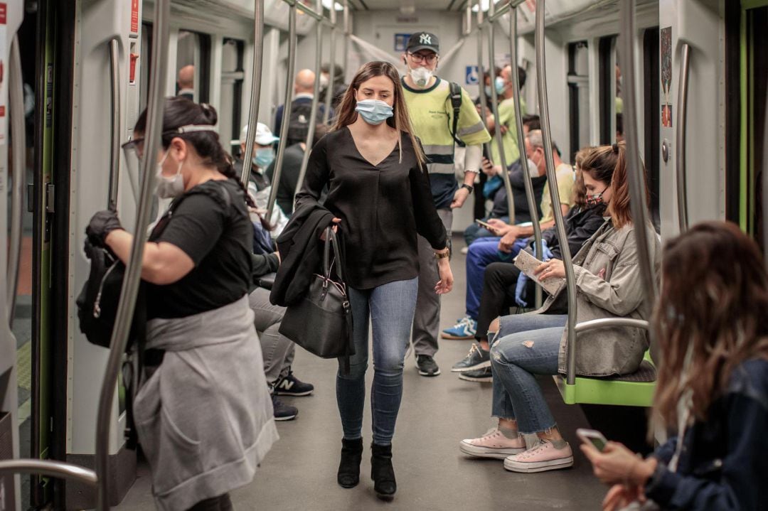 Varios usuarios del metro de València con mascarilla, el día que el uso de mascarillas en el transporte público comenzó a ser obligatorio, en 2020.