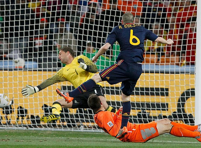 Iniesta marca el gol que dio a España el triunfo en la final del Mundial