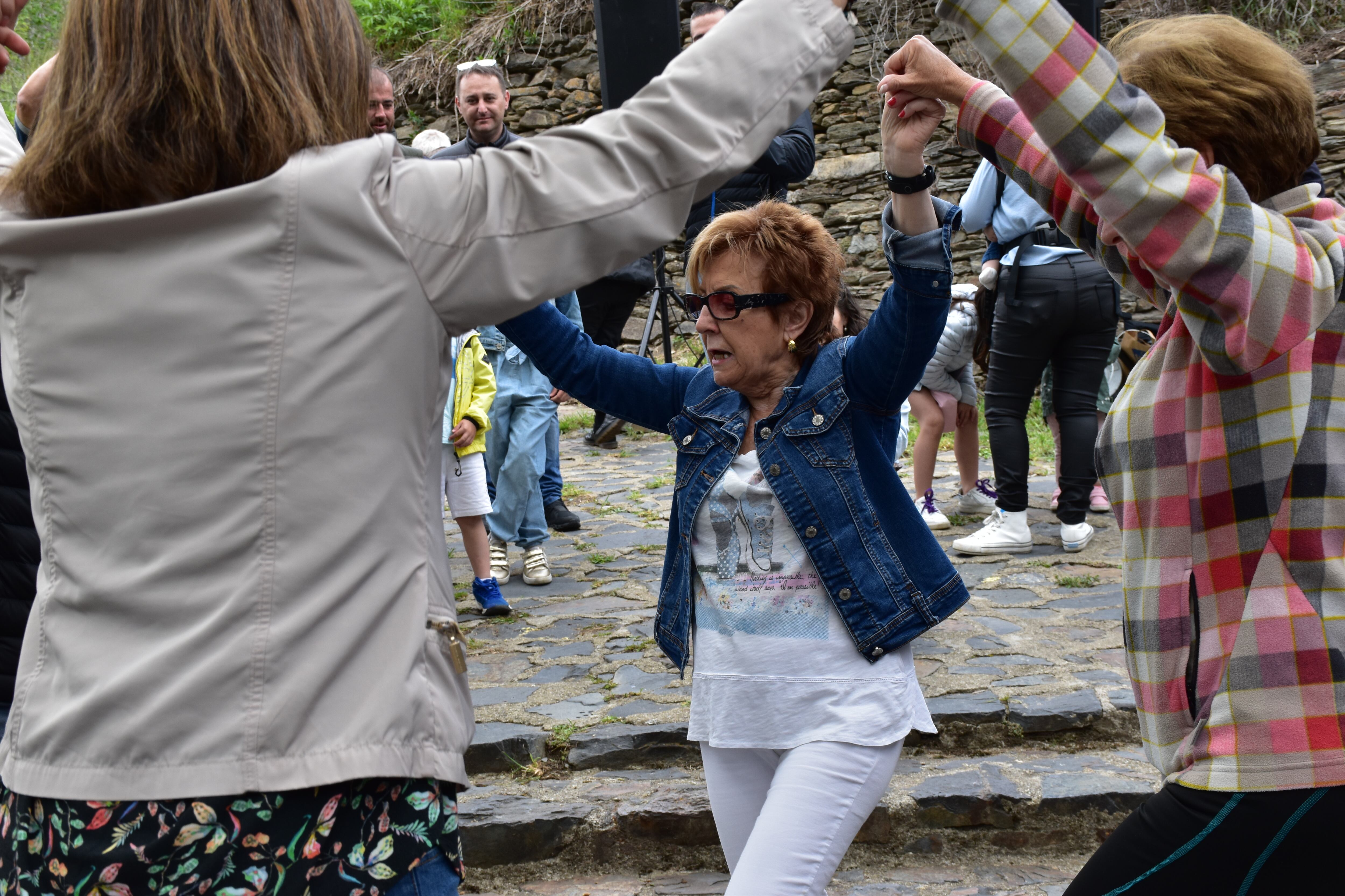 Ballada de sardanes durant l'aplec de Sant Romà de Vila que ha recuperat la normalitat després de la pandèmia.