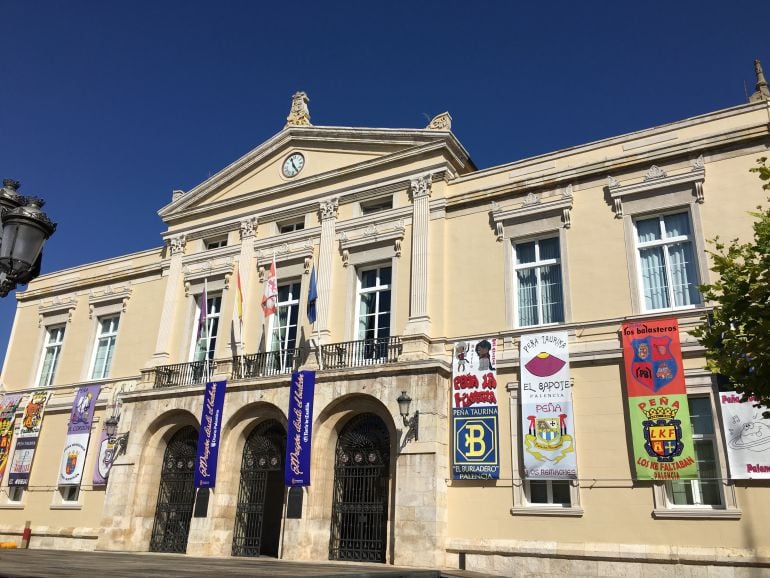 Fachada del Ayuntamiento de Palencia durante las Fiestas de San Antolín