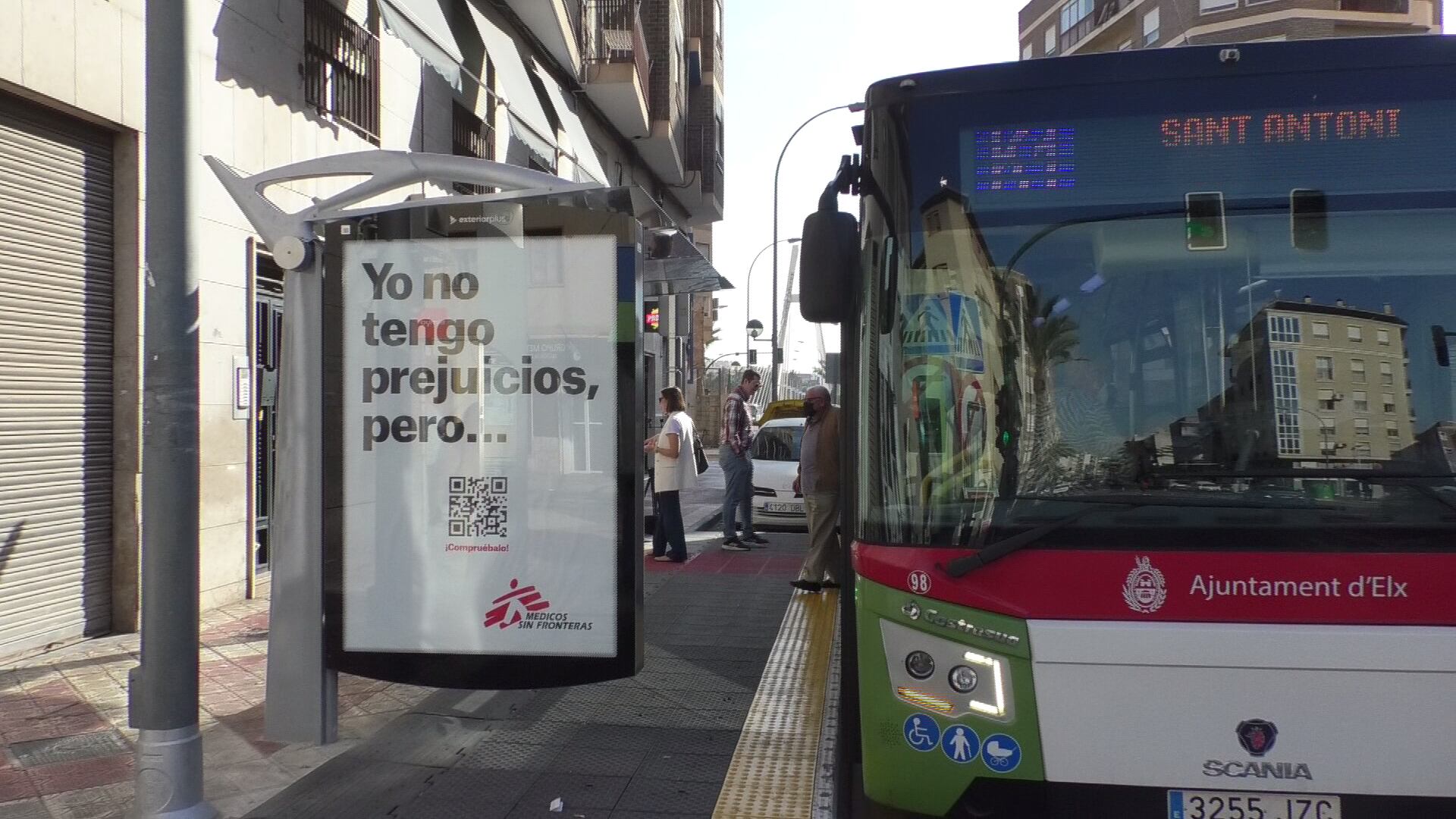 Plataforma en una parada de autobús de la calle Pedro Juan Perpiñán