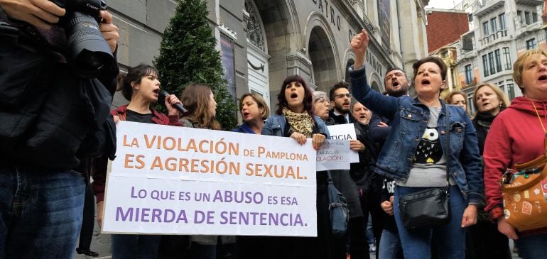 Concentración ante el teatro Campoamor en contra de la sentencia de &#039;la manada&#039;