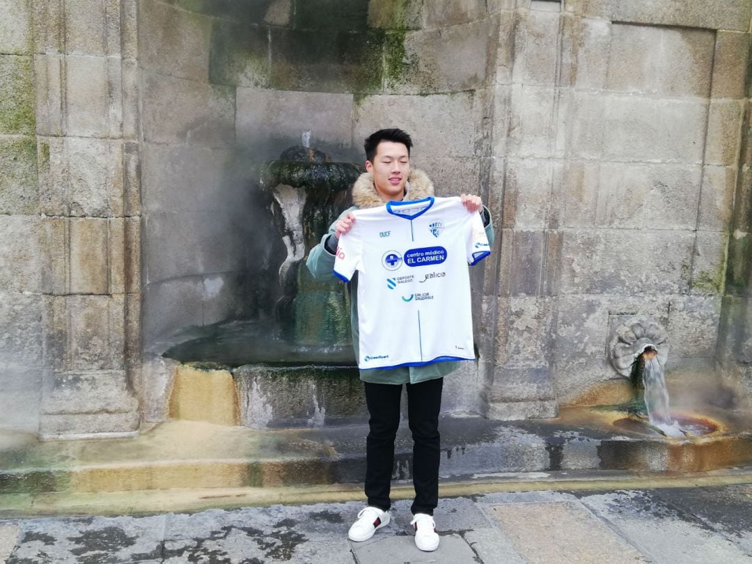 Por primera vez en la liga de tercera división gallega, Li jugará con el Ourense C.F.